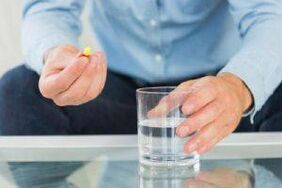 Moški jemlje učinkovit antibiotik za prostatitis