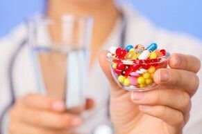 Zdravnik predpisuje antibiotike za zdravljenje prostatitisa