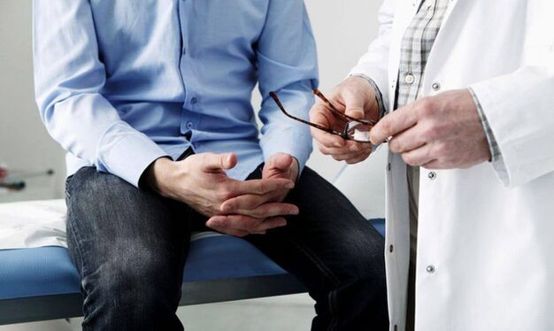 Moški pri zdravniku s simptomi prostatitisa